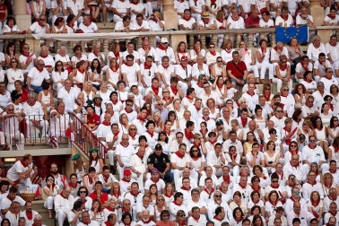 Público asistente a la Plaza de Toros de Pamplona durante la segunda corrida de la Feria del Toro 2018.