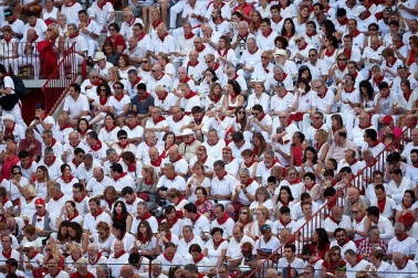 Público asistente a la Plaza de Toros de Pamplona durante la segunda corrida de la Feria del Toro 2018.