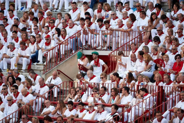 Público asistente a la Plaza de Toros de Pamplona durante la segunda corrida de la Feria del Toro 2018.