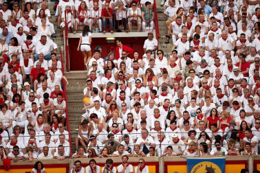 Público asistente a la Plaza de Toros de Pamplona durante la segunda corrida de la Feria del Toro 2018.