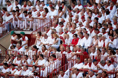 Público asistente a la Plaza de Toros de Pamplona durante la segunda corrida de la Feria del Toro 2018.