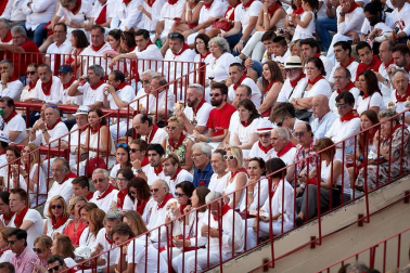 Público asistente a la Plaza de Toros de Pamplona durante la segunda corrida de la Feria del Toro 2018.