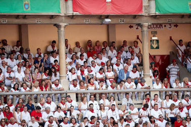 Público asistente a la Plaza de Toros de Pamplona durante la segunda corrida de la Feria del Toro 2018.
