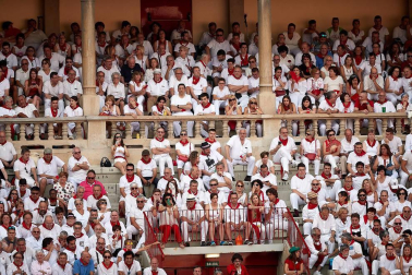 Público asistente a la Plaza de Toros de Pamplona durante la segunda corrida de la Feria del Toro 2018.