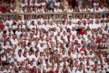 Público asistente a la Plaza de Toros de Pamplona durante la segunda corrida de la Feria del Toro 2018.