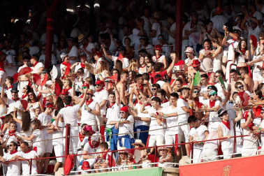 Público asistente a la Plaza de Toros de Pamplona durante la segunda corrida de la Feria del Toro 2018.