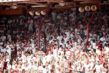 Público asistente a la Plaza de Toros de Pamplona durante la segunda corrida de la Feria del Toro 2018.