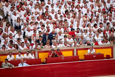 Público asistente a la Plaza de Toros de Pamplona durante la segunda corrida de la Feria del Toro 2018.