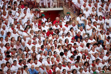 Público asistente a la Plaza de Toros de Pamplona durante la segunda corrida de la Feria del Toro 2018.