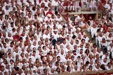 Público asistente a la Plaza de Toros de Pamplona durante la segunda corrida de la Feria del Toro 2018.
