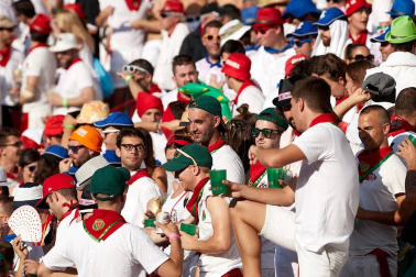 Público asistente a la Plaza de Toros de Pamplona durante la segunda corrida de la Feria del Toro 2018.