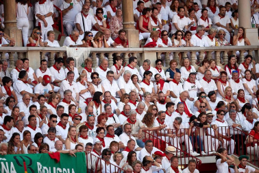 Público asistente a la Plaza de Toros de Pamplona durante la segunda corrida de la Feria del Toro 2018.