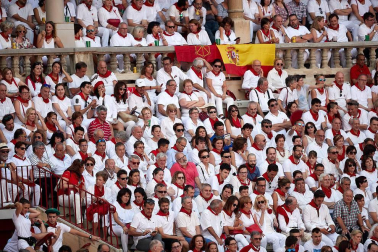 Público asistente a la Plaza de Toros de Pamplona durante la segunda corrida de la Feria del Toro 2018.