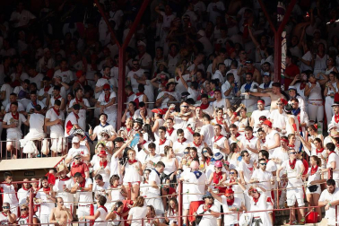 Público asistente a la Plaza de Toros de Pamplona durante la segunda corrida de la Feria del Toro 2018.