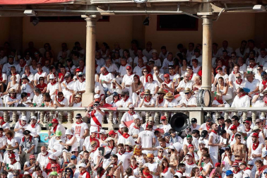 Público asistente a la Plaza de Toros de Pamplona durante la segunda corrida de la Feria del Toro 2018.