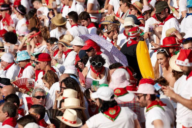 Público asistente a la Plaza de Toros de Pamplona durante la segunda corrida de la Feria del Toro 2018.