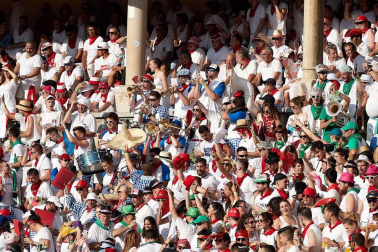 Público asistente a la Plaza de Toros de Pamplona durante la segunda corrida de la Feria del Toro 2018.