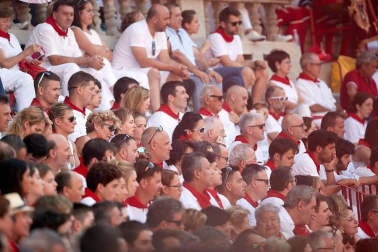 Público asistente a la Plaza de Toros de Pamplona durante la segunda corrida de la Feria del Toro 2018.