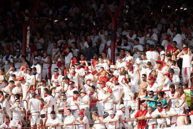 Público asistente a la Plaza de Toros de Pamplona durante la segunda corrida de la Feria del Toro 2018.