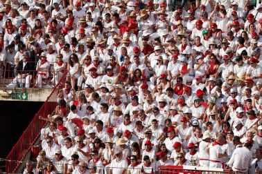 Público asistente a la Plaza de Toros de Pamplona durante la segunda corrida de la Feria del Toro 2018.