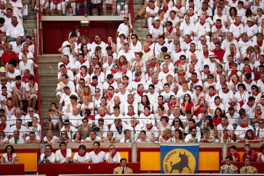 Público asistente a la Plaza de Toros de Pamplona durante la segunda corrida de la Feria del Toro 2018.
