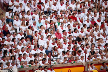 Público asistente a la Plaza de Toros de Pamplona durante la segunda corrida de la Feria del Toro 2018.