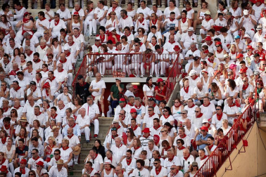Público asistente a la Plaza de Toros de Pamplona durante la segunda corrida de la Feria del Toro 2018.