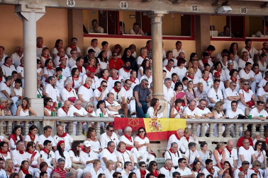 Público asistente a la Plaza de Toros de Pamplona durante la segunda corrida de la Feria del Toro 2018.