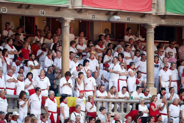 Público asistente a la Plaza de Toros de Pamplona durante la segunda corrida de la Feria del Toro 2018.