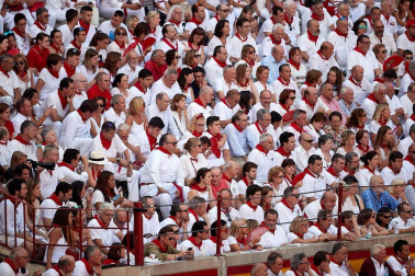 Público asistente a la Plaza de Toros de Pamplona durante la segunda corrida de la Feria del Toro 2018.