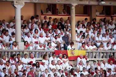Público asistente a la Plaza de Toros de Pamplona durante la segunda corrida de la Feria del Toro 2018.