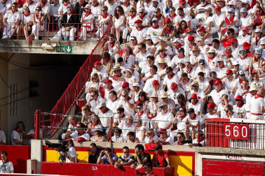 Público asistente a la Plaza de Toros de Pamplona durante la segunda corrida de la Feria del Toro 2018.