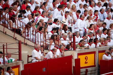 Público asistente a la Plaza de Toros de Pamplona durante la segunda corrida de la Feria del Toro 2018.