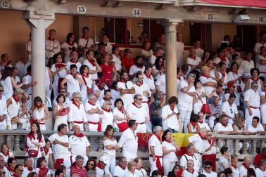 Público asistente a la Plaza de Toros de Pamplona durante la segunda corrida de la Feria del Toro 2018.