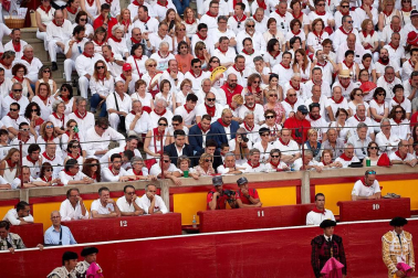 Público asistente a la Plaza de Toros de Pamplona durante la segunda corrida de la Feria del Toro 2018.