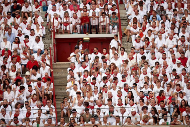 Público asistente a la Plaza de Toros de Pamplona durante la segunda corrida de la Feria del Toro 2018.