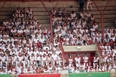 Público asistente a la Plaza de Toros de Pamplona durante la segunda corrida de la Feria del Toro 2018.