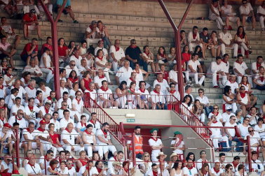 Público asistente a la Plaza de Toros de Pamplona durante la segunda corrida de la Feria del Toro 2018.