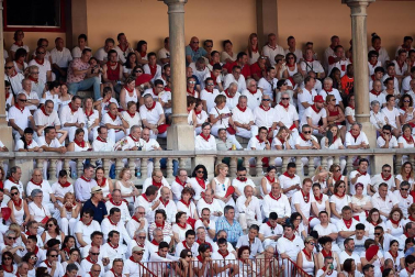 Público asistente a la Plaza de Toros de Pamplona durante la segunda corrida de la Feria del Toro 2018.