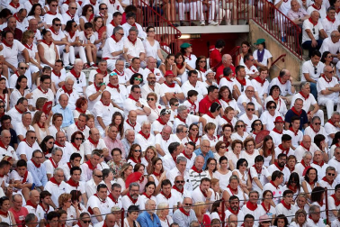 Público asistente a la Plaza de Toros de Pamplona durante la segunda corrida de la Feria del Toro 2018.