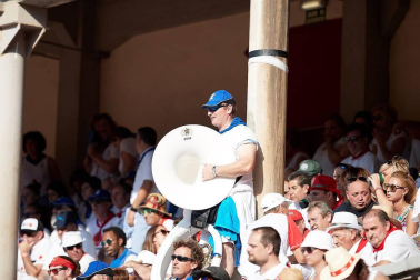 Público asistente a la Plaza de Toros de Pamplona durante la segunda corrida de la Feria del Toro 2018.