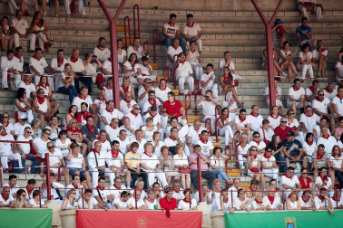 Público asistente a la Plaza de Toros de Pamplona durante la segunda corrida de la Feria del Toro 2018.