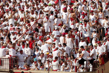 Público asistente a la Plaza de Toros de Pamplona durante la segunda corrida de la Feria del Toro 2018.