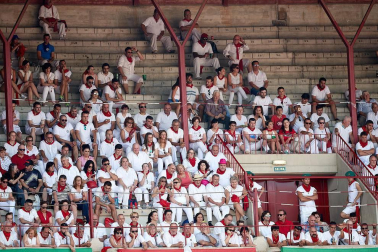 Público asistente a la Plaza de Toros de Pamplona durante la segunda corrida de la Feria del Toro 2018.