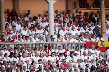 Público asistente a la Plaza de Toros de Pamplona durante la segunda corrida de la Feria del Toro 2018.