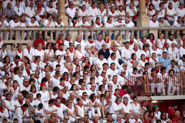 Público asistente a la Plaza de Toros de Pamplona durante la segunda corrida de la Feria del Toro 2018.
