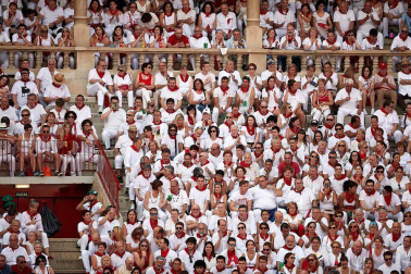 Público asistente a la Plaza de Toros de Pamplona durante la segunda corrida de la Feria del Toro 2018.