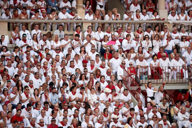 Público asistente a la Plaza de Toros de Pamplona durante la segunda corrida de la Feria del Toro 2018.