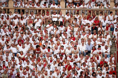 Público asistente a la Plaza de Toros de Pamplona durante la segunda corrida de la Feria del Toro 2018.