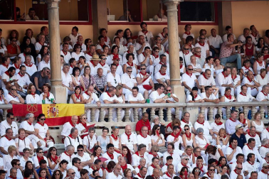 Público asistente a la Plaza de Toros de Pamplona durante la segunda corrida de la Feria del Toro 2018.